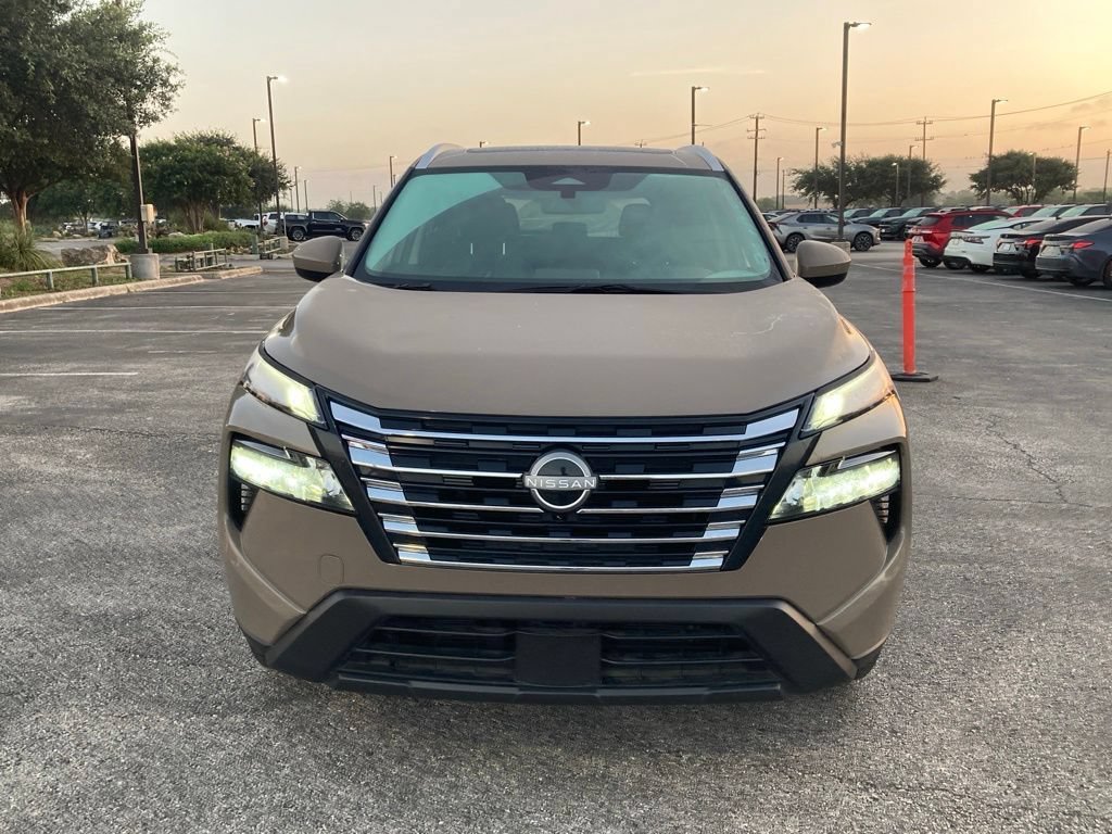 Used 2025 Nissan Rogue SV w/ SV Premium Package FWD image 2