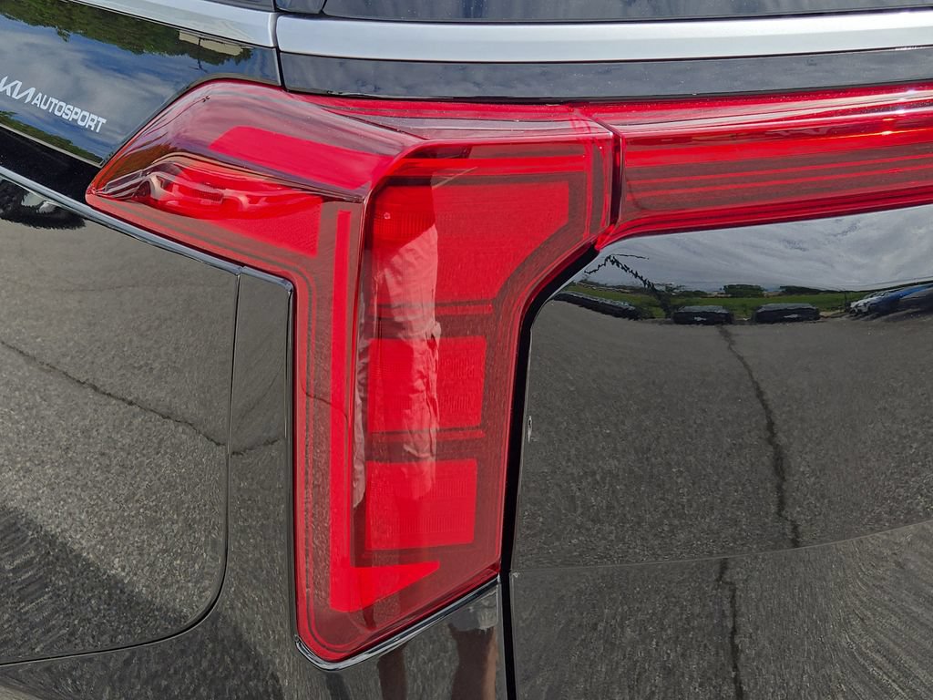 Certified 2025 Kia Carnival FWD image 13