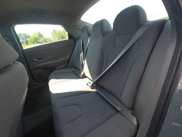 Used 2021 Hyundai Elantra SE FWD image 13