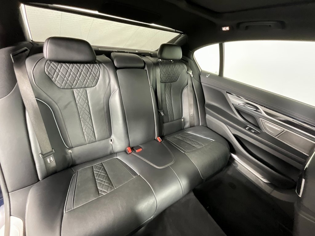 Used 2019 BMW 750i image 21