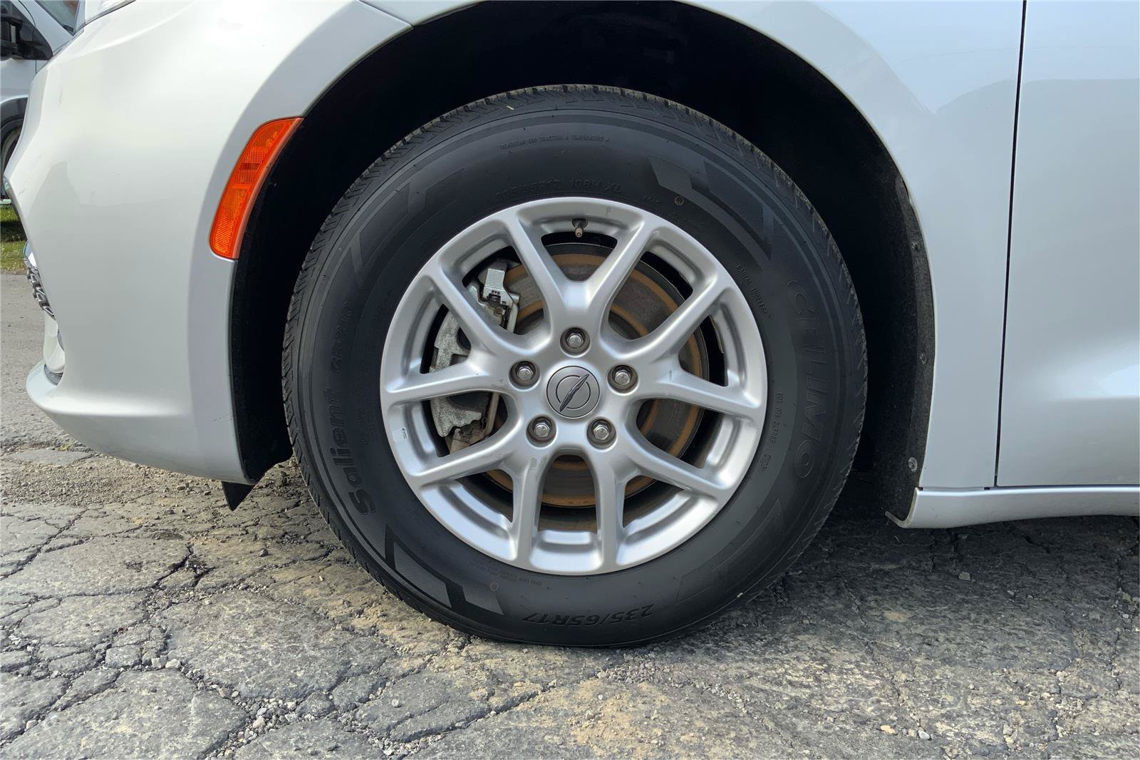 Used 2024 Chrysler Pacifica Touring-L FWD image 30