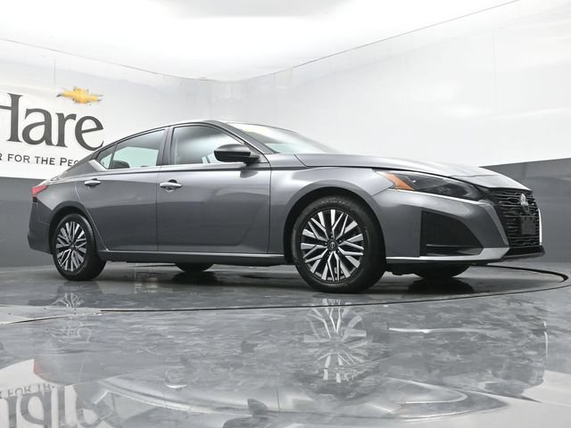Used 2024 Nissan Altima 2.5 SV FWD image 2
