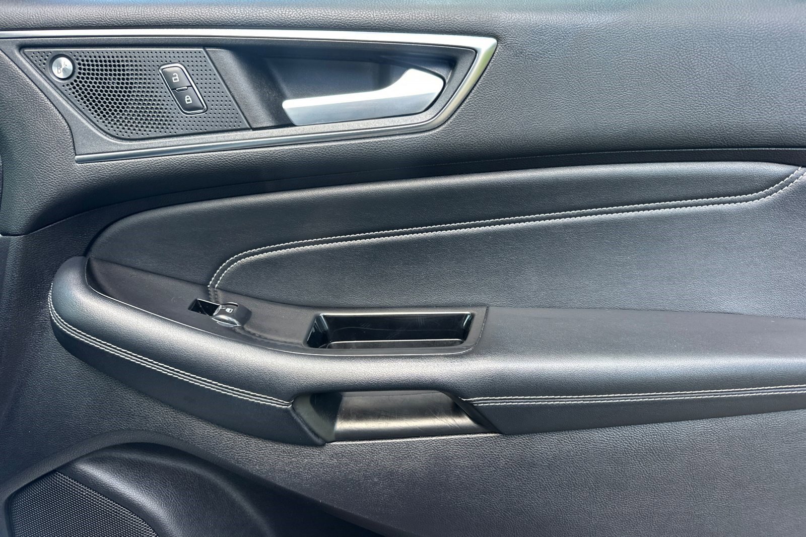 Used 2019 Ford Edge Titanium image 21