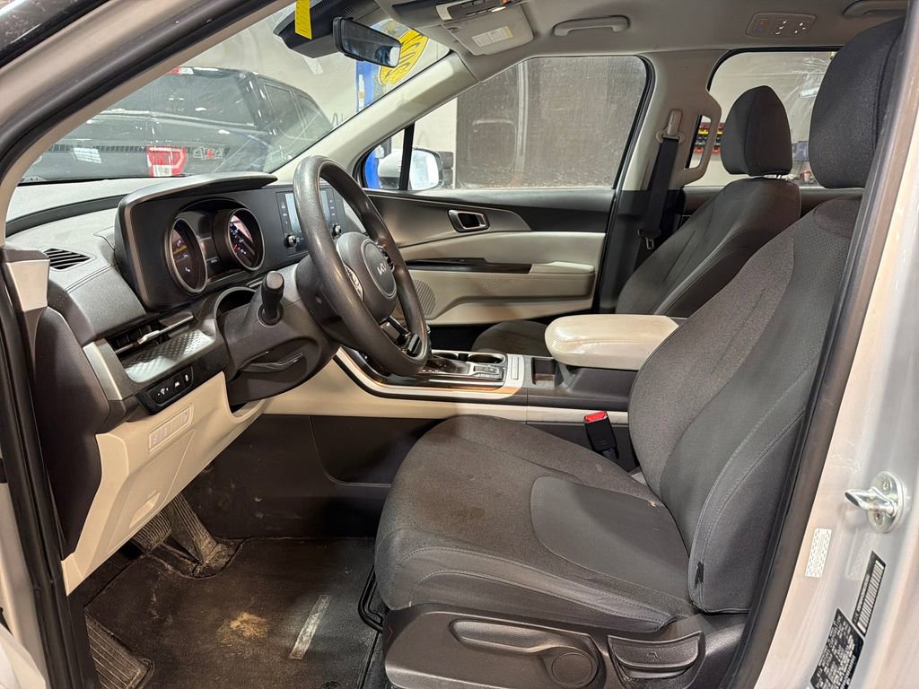 Used 2022 Kia Carnival LX image 14