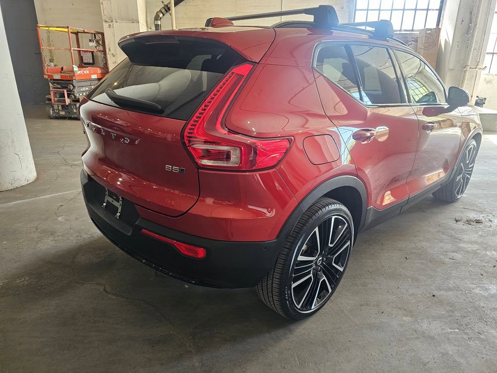Certified 2025 Volvo XC40 B5 Plus AWD/4WD image 4