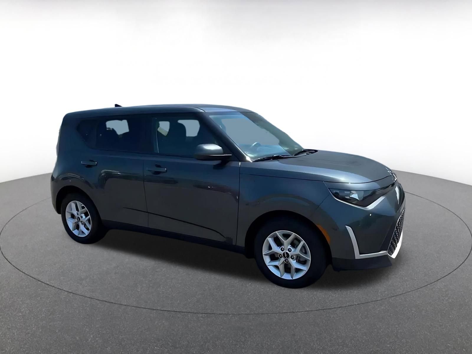 Used 2025 Kia Soul LX w/ LX Technology Package FWD image 2