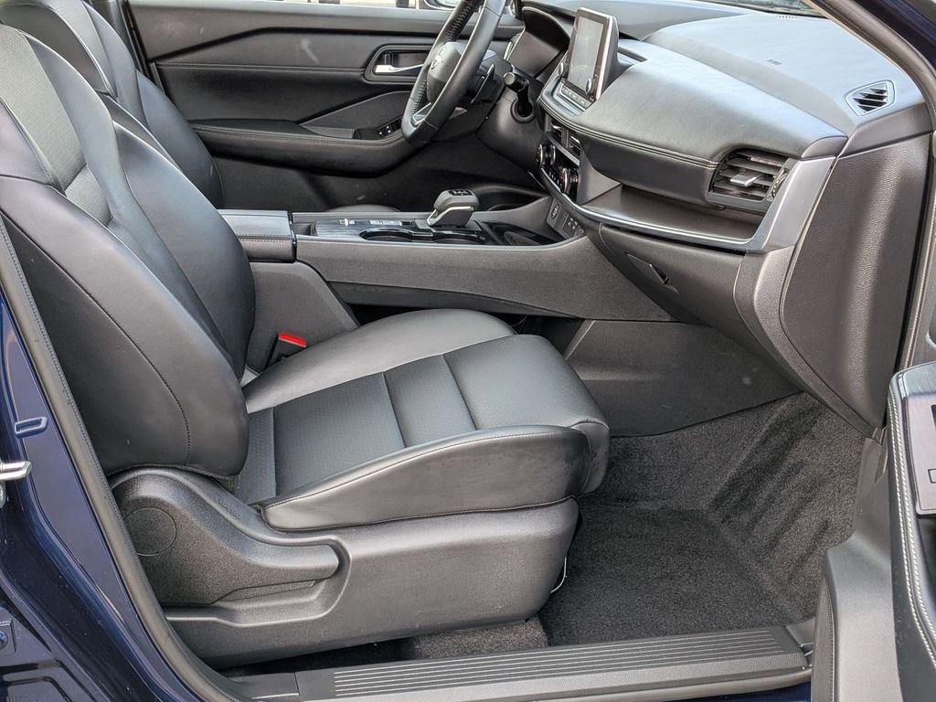 Used 2025 Nissan Rogue SV w/ SV Premium Package image 22