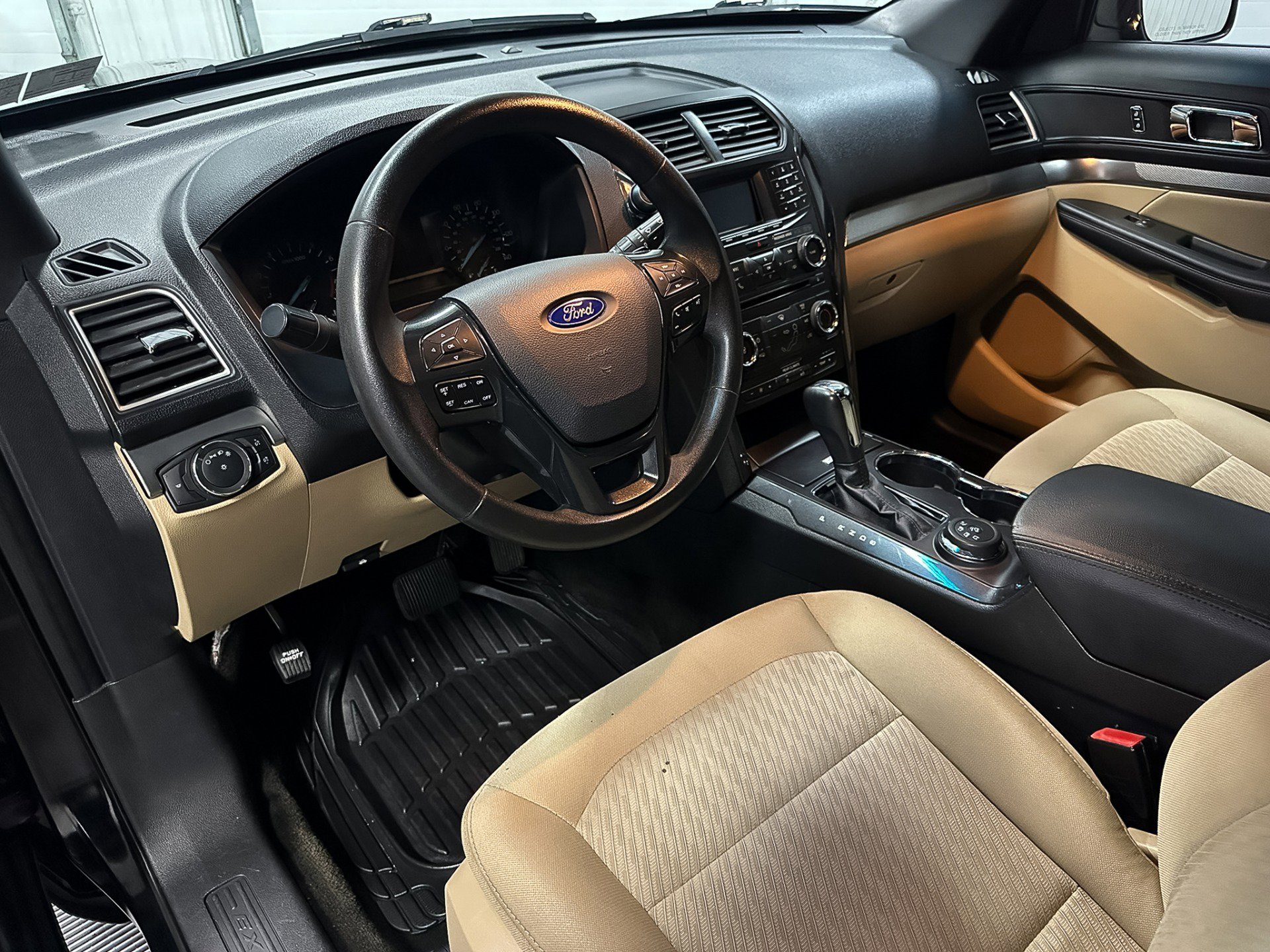 Used 2017 Ford Explorer XLT image 23