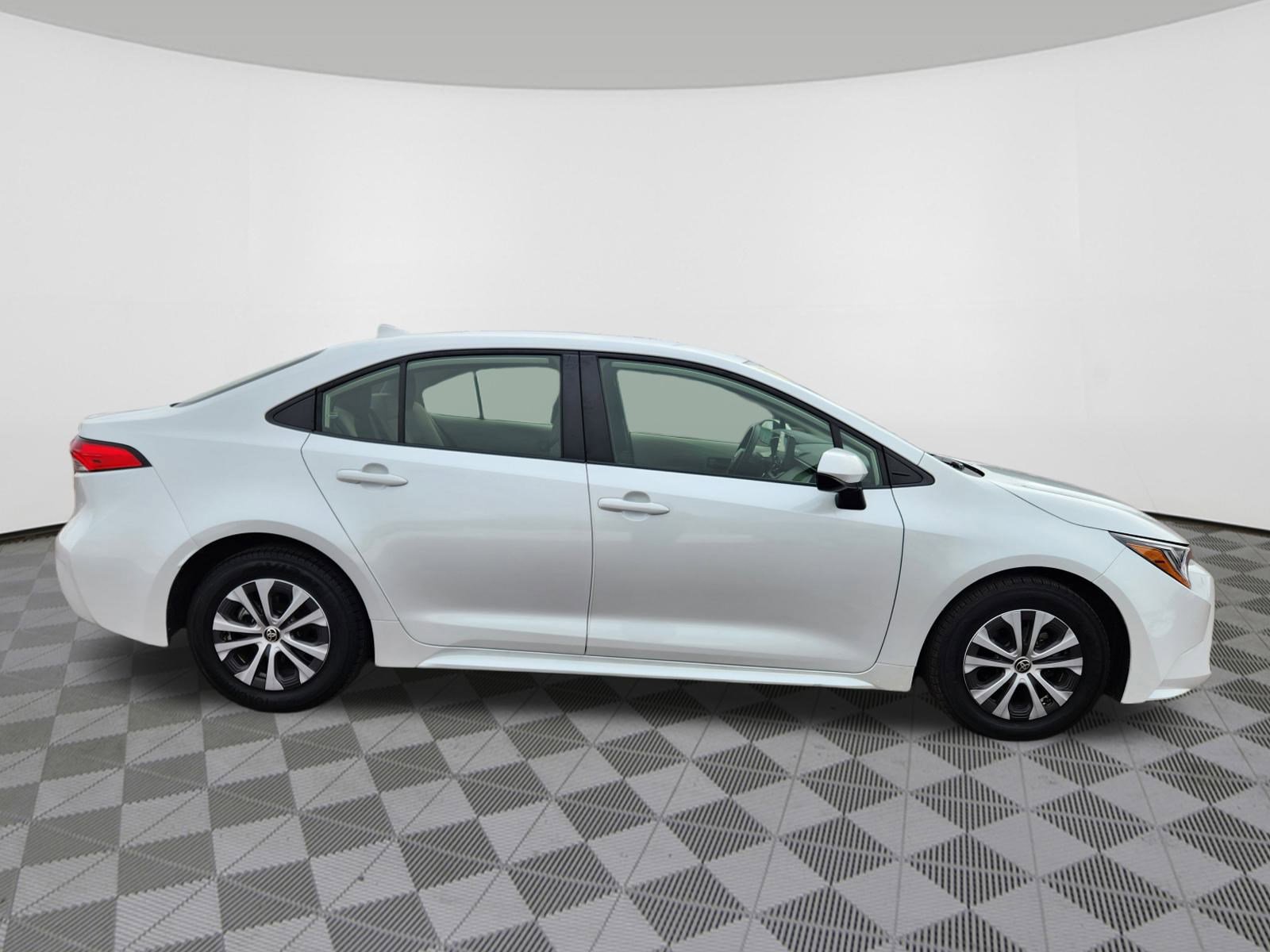 Used 2022 Toyota Corolla LE image 6