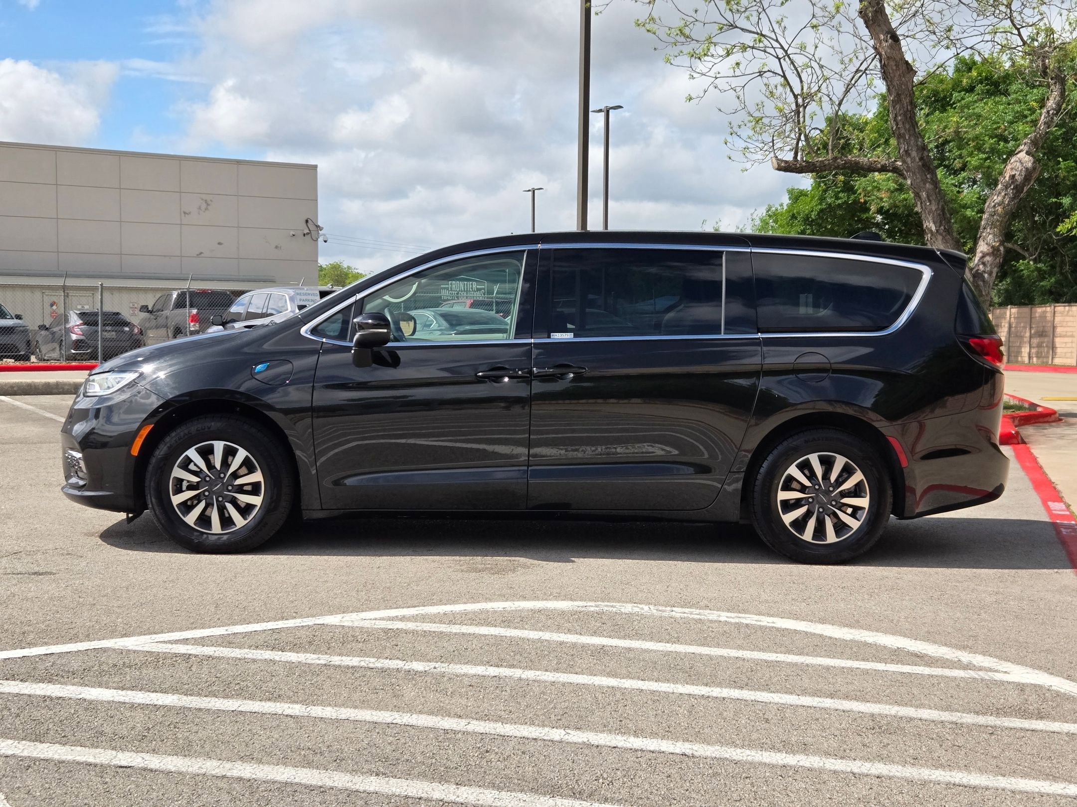 Used 2023 Chrysler Pacifica Touring-L image 6
