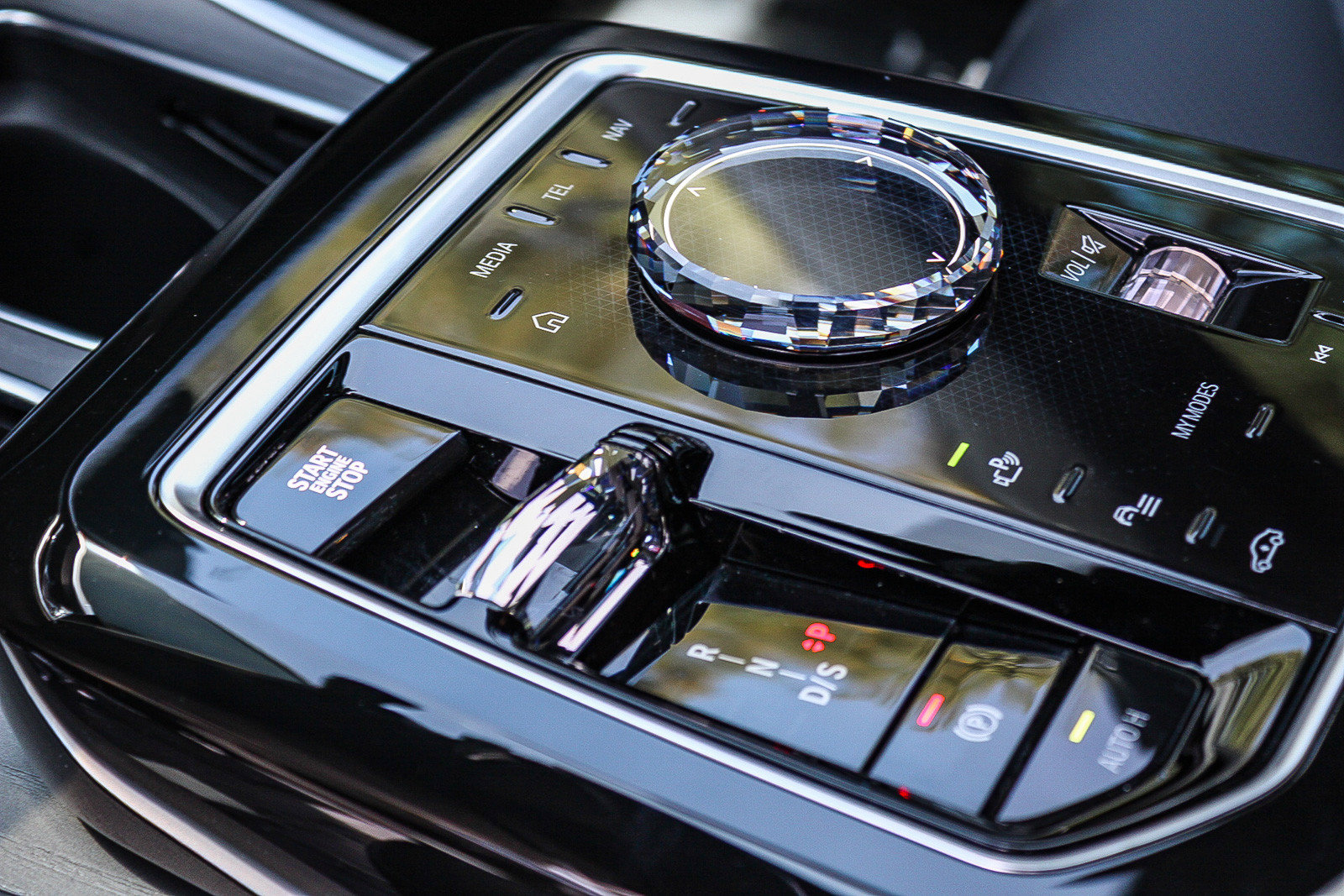 Certified 2025 BMW 740i w/ Premium Package RWD image 19