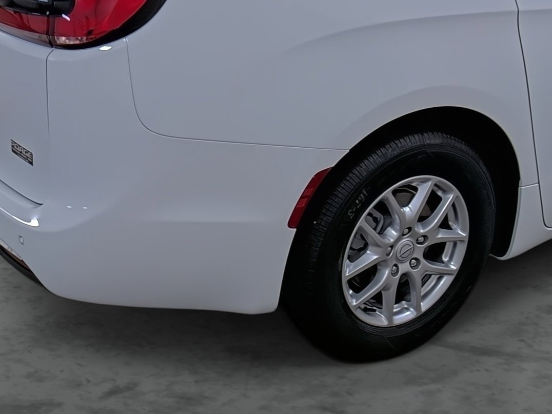 New 2026 Chrysler Pacifica Select image 12