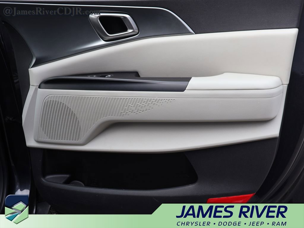 Used 2023 Kia Carnival LX image 8