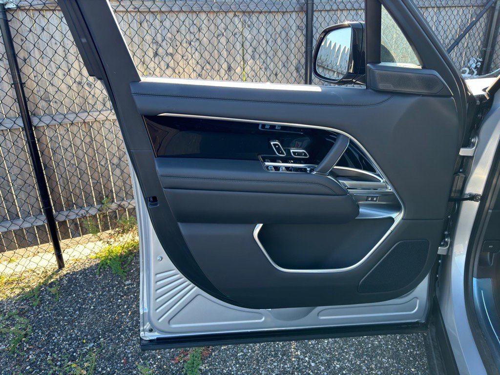 New 2025 Land Rover Range Rover SE image 8