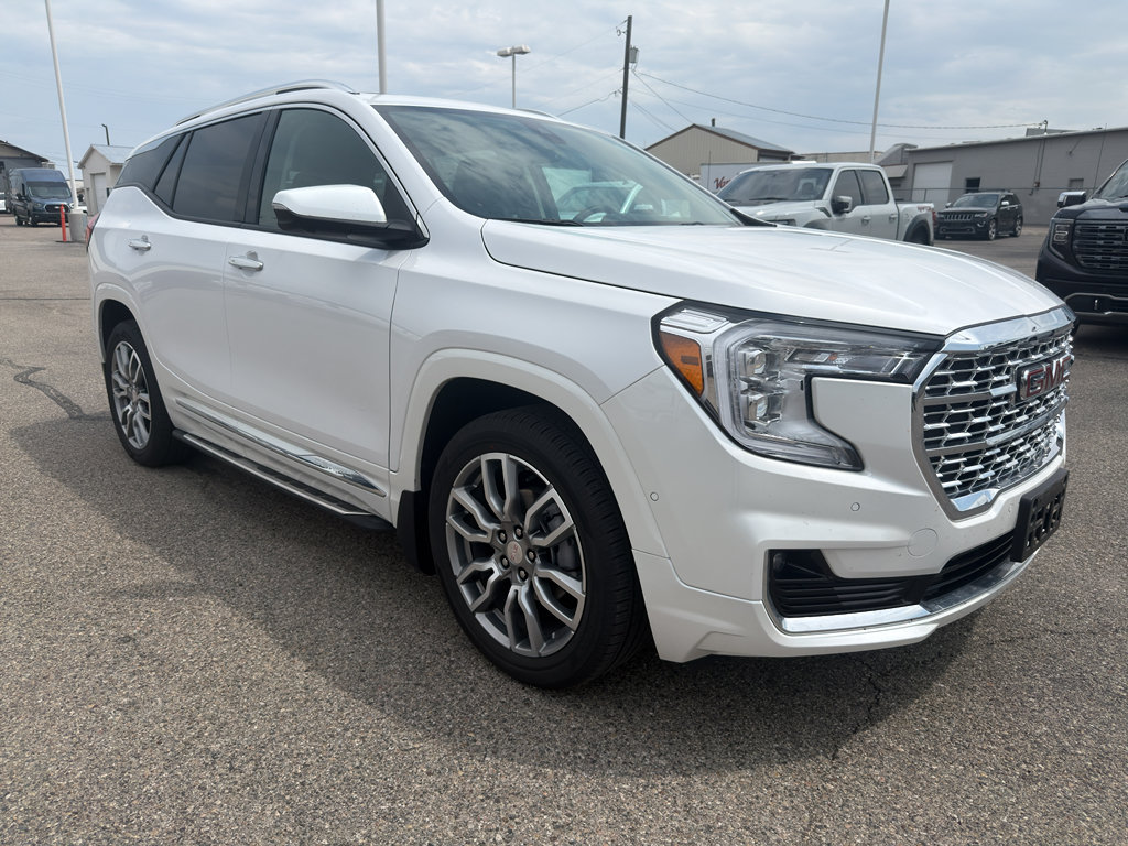 Used 2024 GMC Terrain Denali w/ Denali Premium Package AWD/4WD image 7