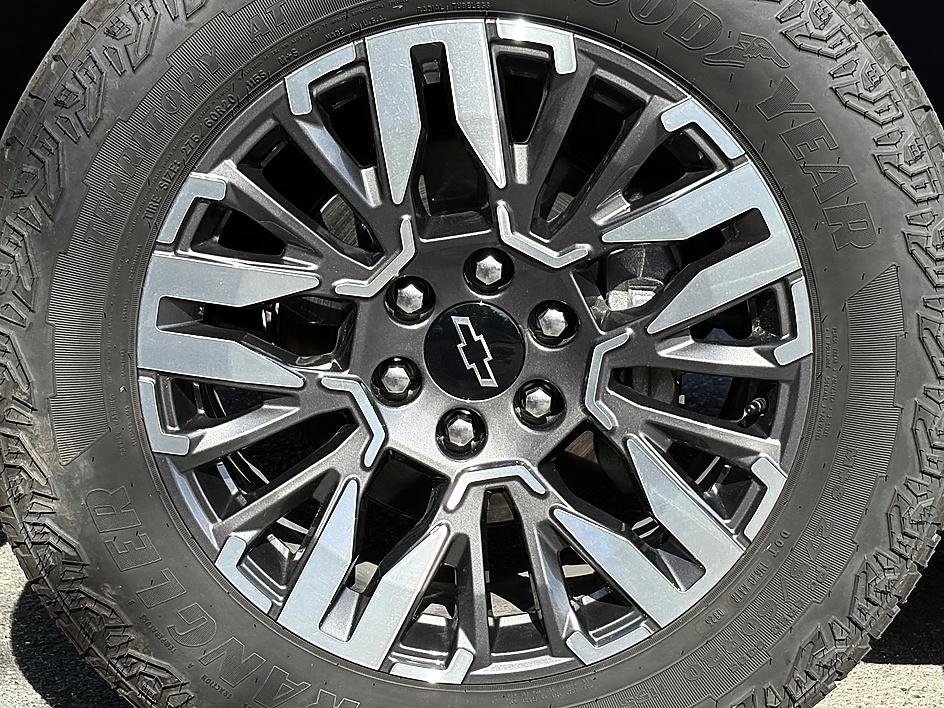 Used 2025 Chevrolet Suburban Z71 w/ Comfort Package image 8