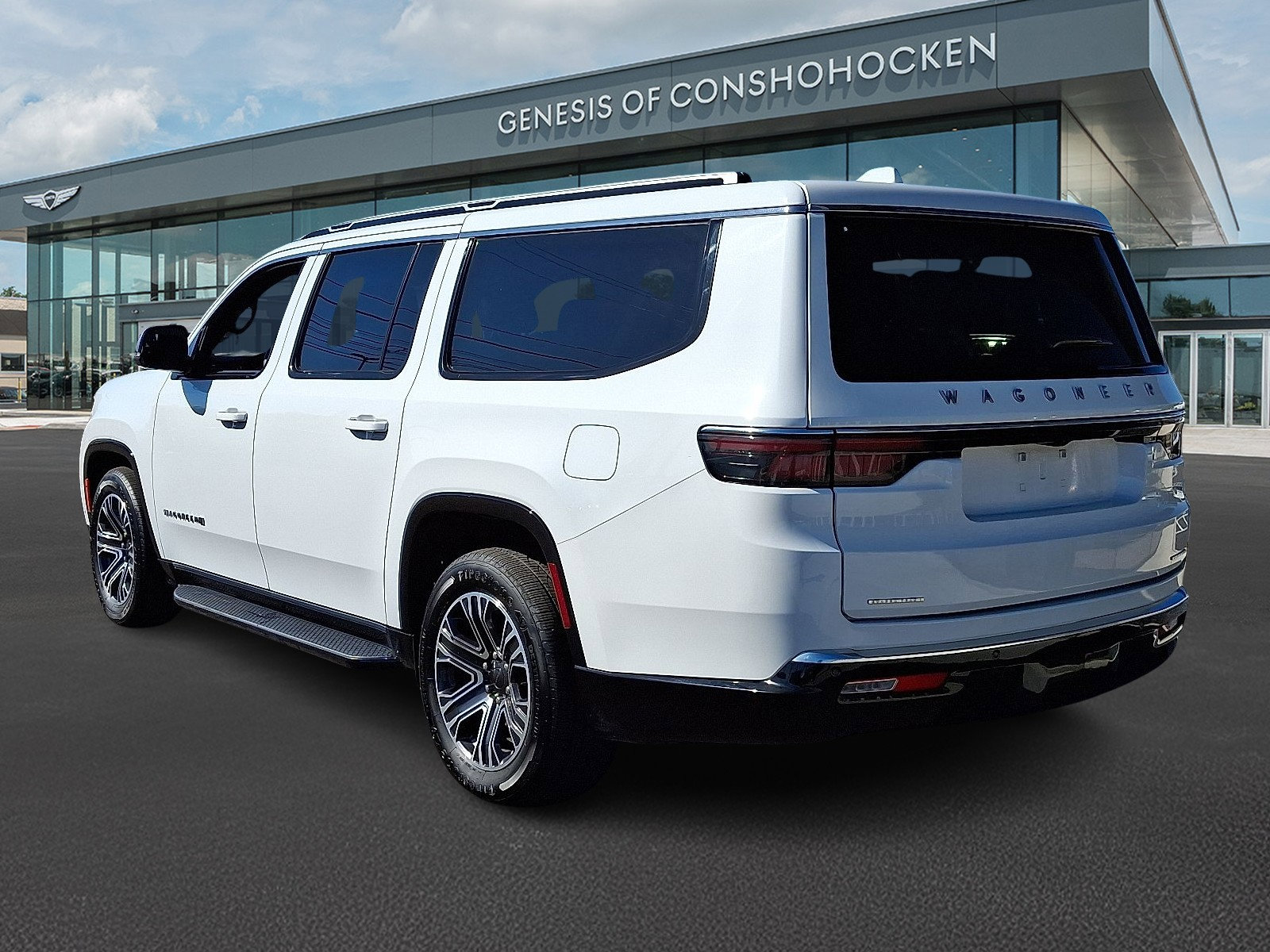 Used 2023 Jeep Wagoneer L Series II image 4