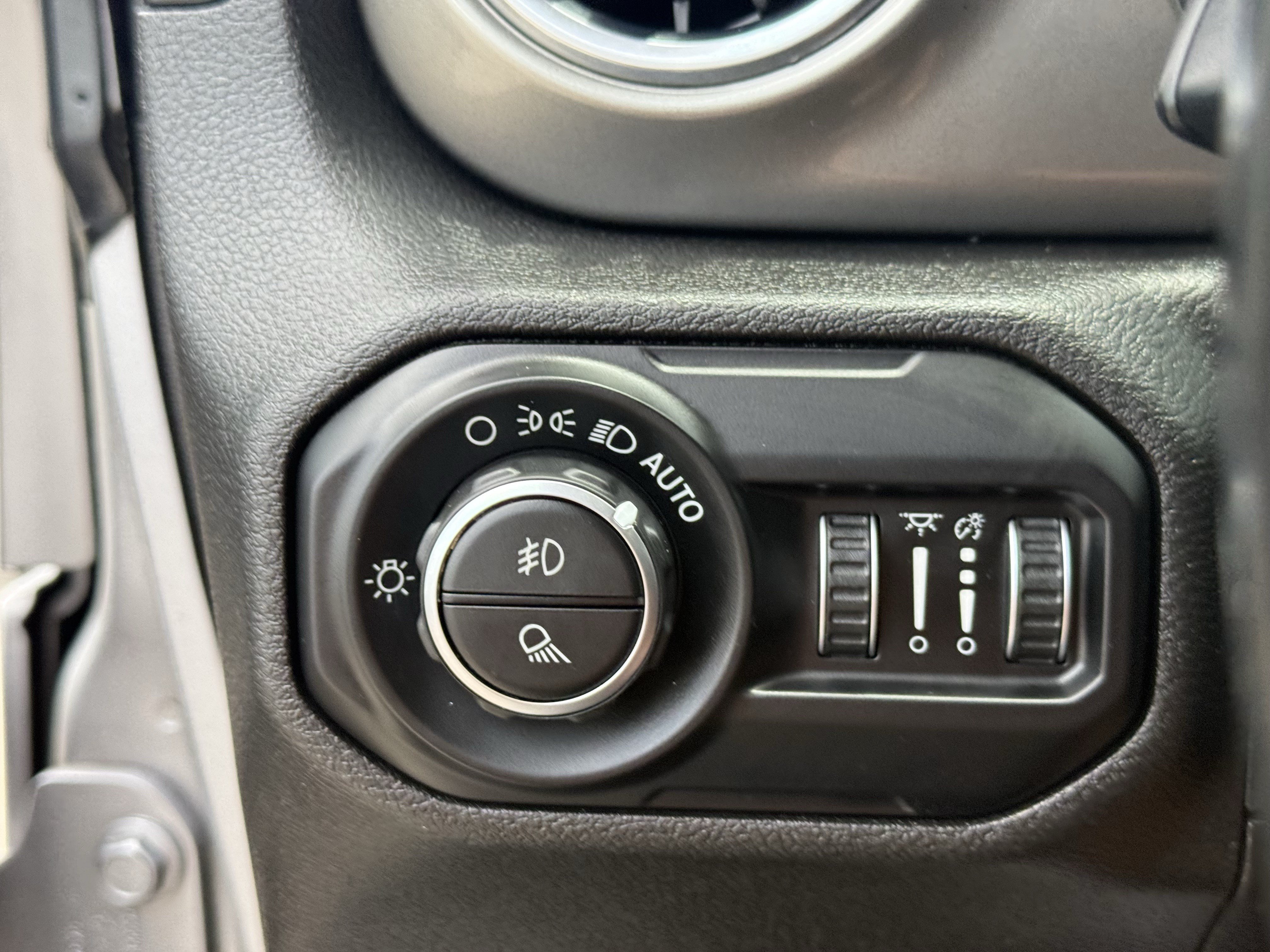 Used 2020 Jeep Gladiator Overland AWD/4WD image 25