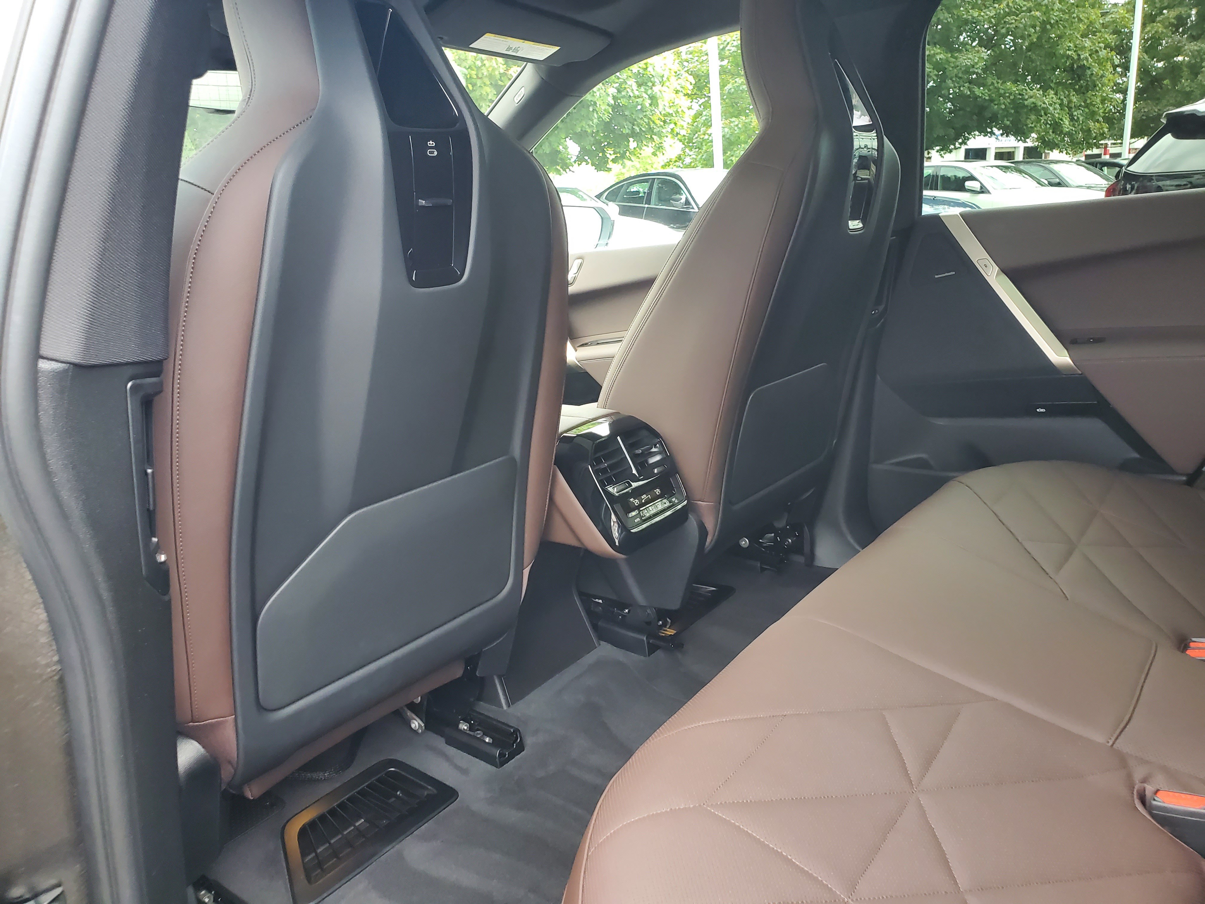 Certified 2024 BMW iX xDrive50 w/ Sport Package AWD/4WD image 32