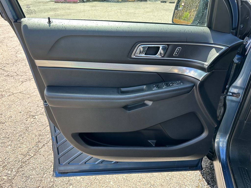 Used 2018 Ford Explorer XLT w/ Equipment Group 202A AWD/4WD image 20