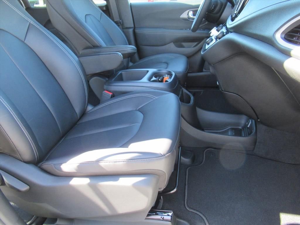 New 2026 Chrysler Pacifica Select FWD image 9