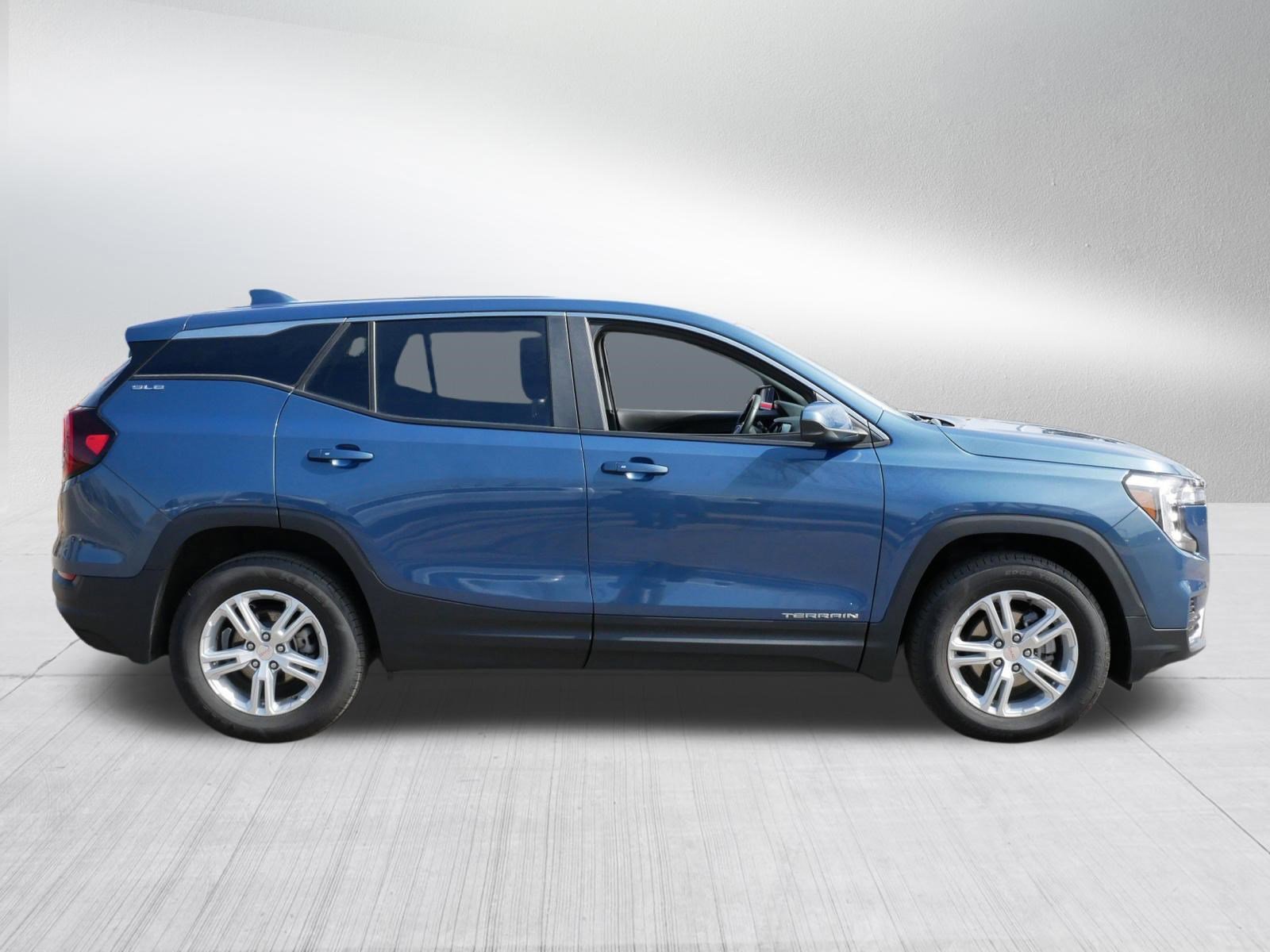 Used 2024 GMC Terrain SLE image 8