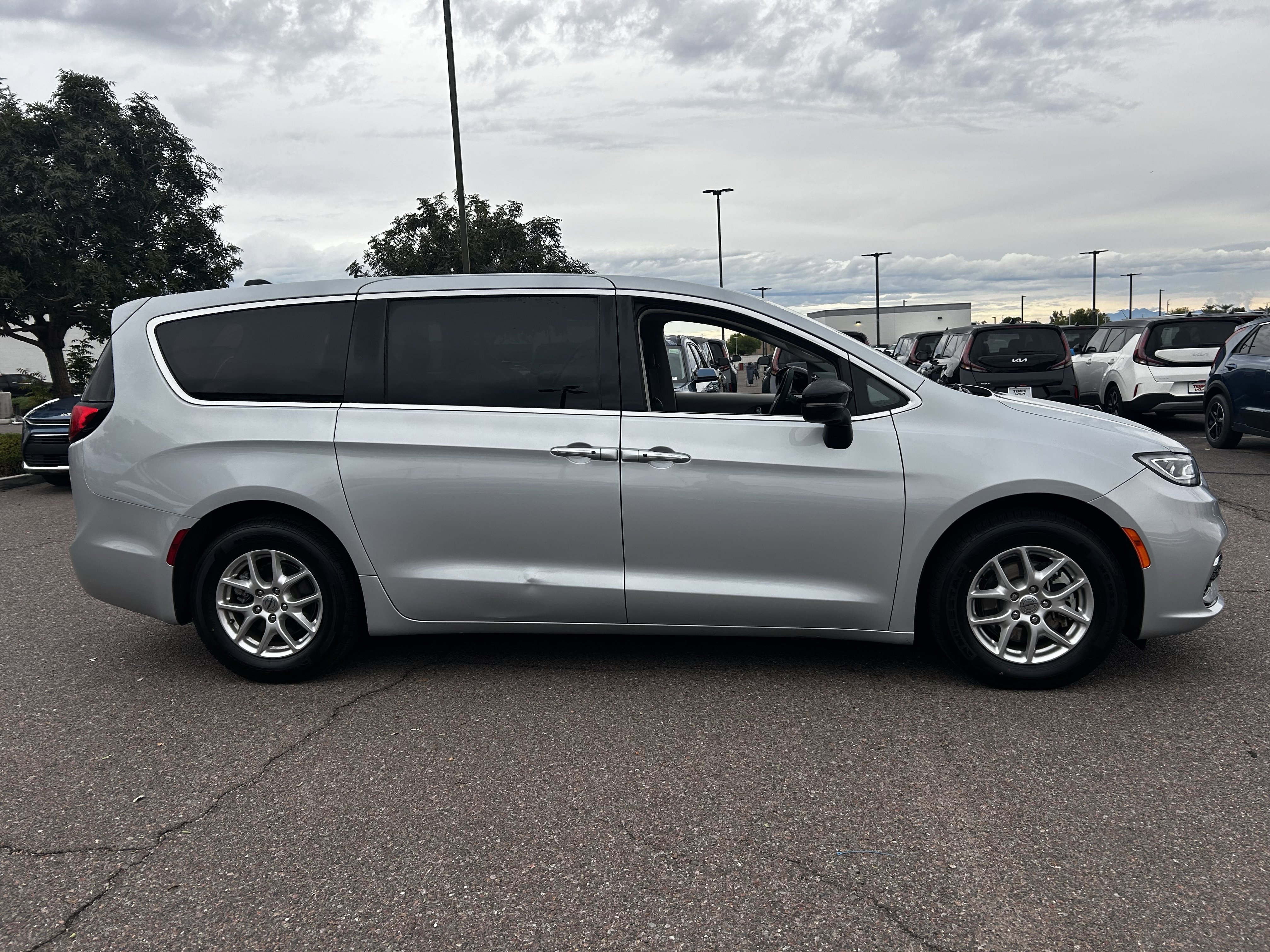 Certified 2024 Chrysler Pacifica Touring-L image 5