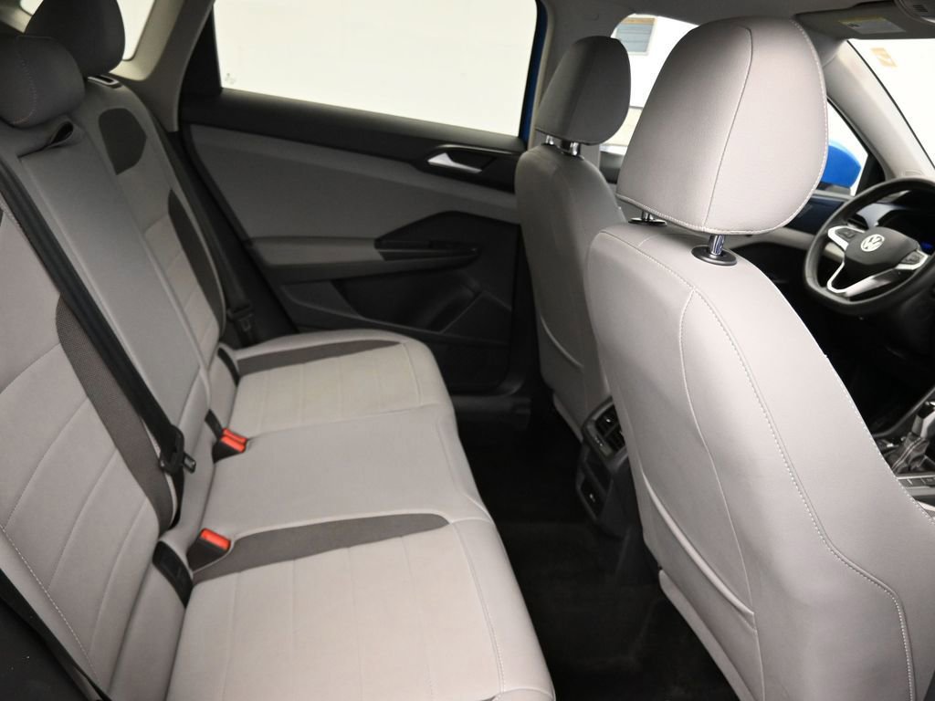 Used 2023 Volkswagen Taos SE w/ Panoramic Sunroof Package FWD image 12