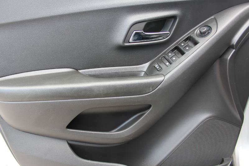 Used 2022 Chevrolet Trax LS w/ Tint and Cruise Package FWD image 10