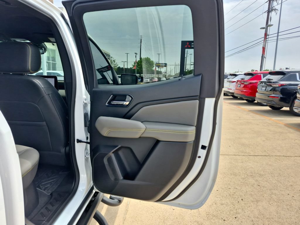 Used 2025 Chevrolet Colorado ZR2 w/ Technology Package AWD/4WD image 21
