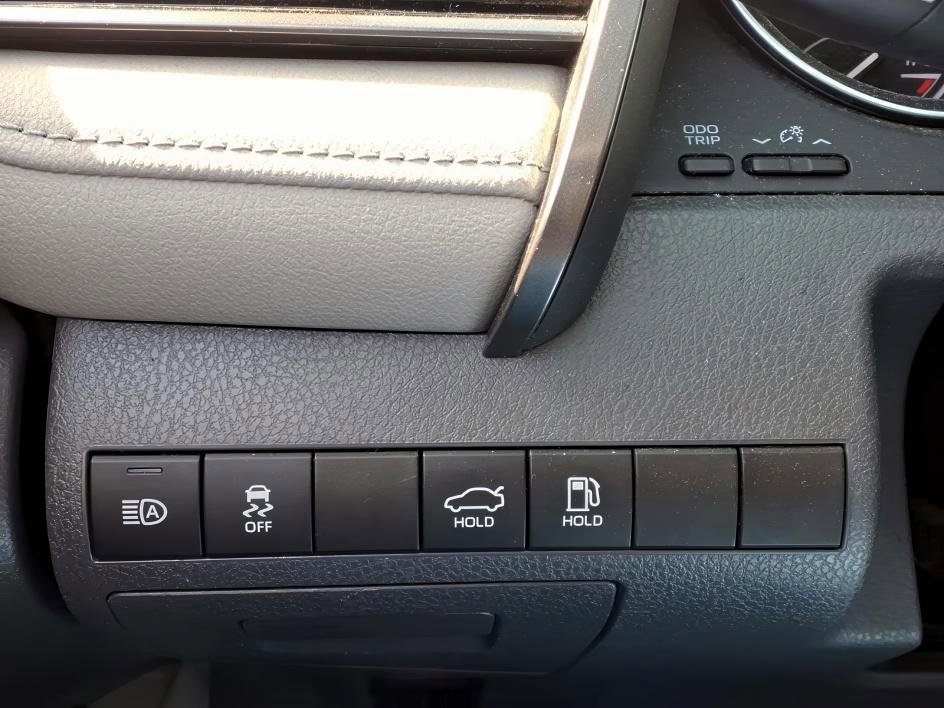 Certified 2020 Toyota Camry LE image 21