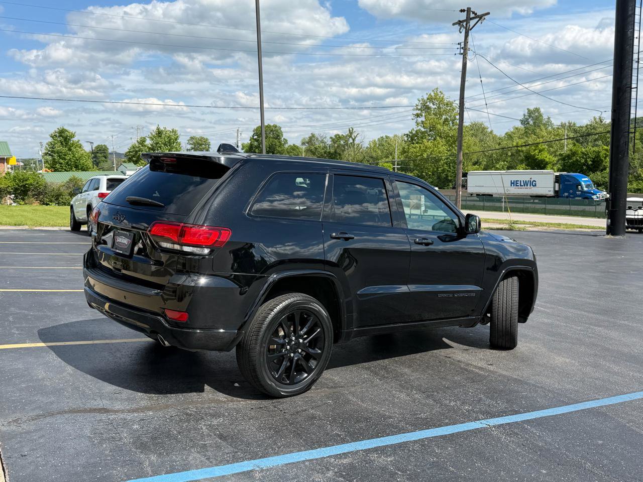 Used 2018 Jeep Grand Cherokee Altitude AWD/4WD image 3