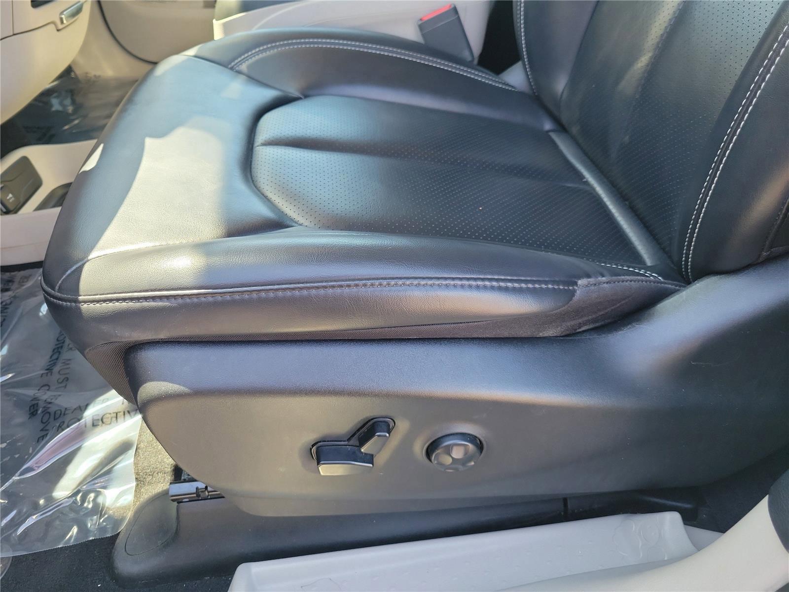 Used 2023 Chrysler Pacifica Touring-L FWD image 17