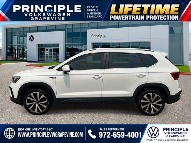 Used 2023 Volkswagen Taos SE w/ Panoramic Sunroof Package FWD image 5