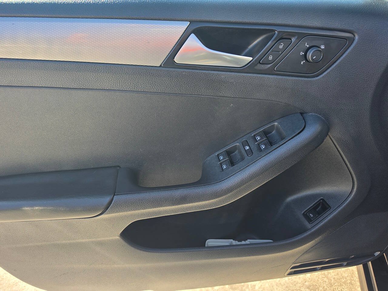 Used 2017 Volkswagen Jetta S w/ Jetta S Cold Weather Package FWD image 18