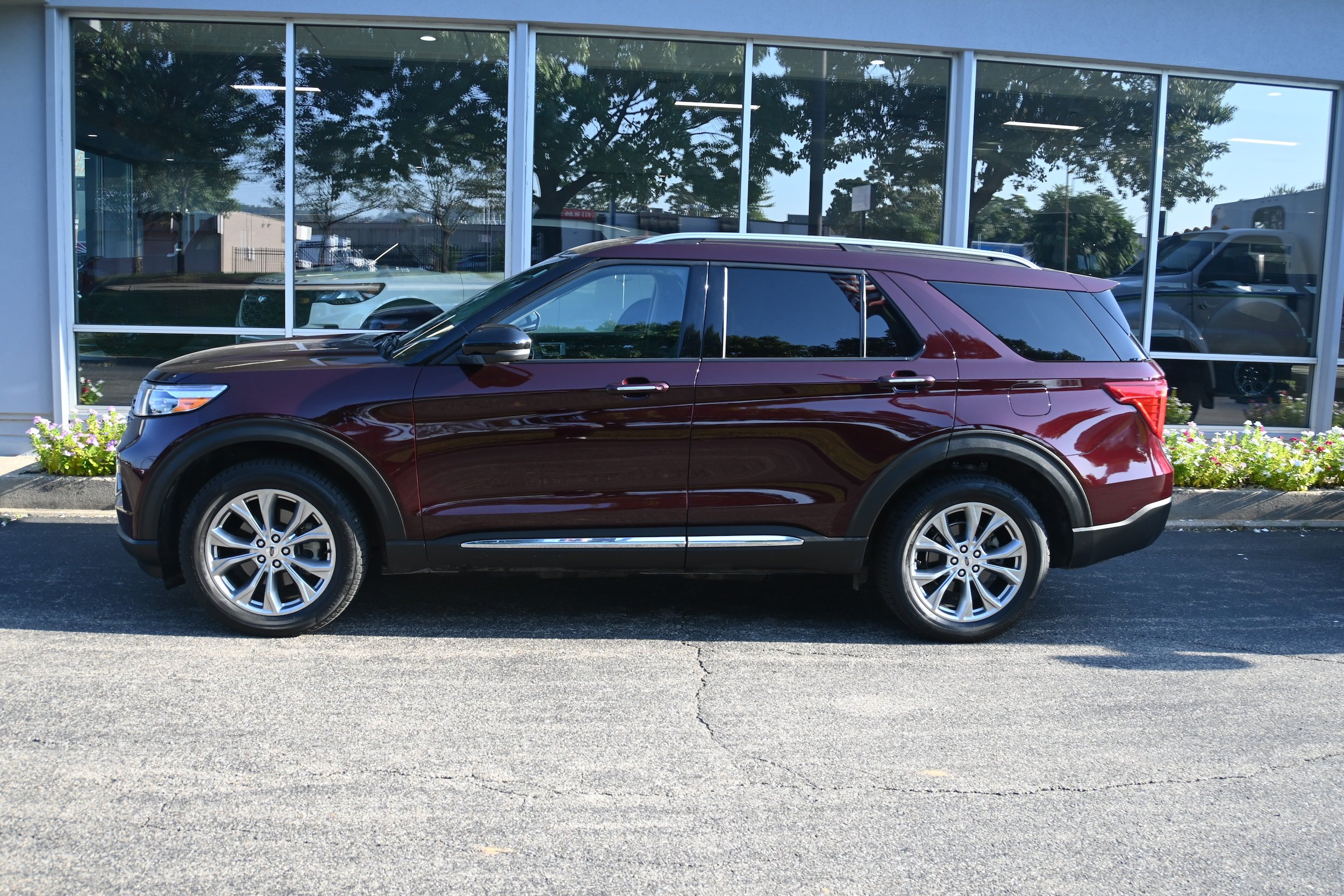 Used 2022 Ford Explorer Limited w/ Equipment Group 301A AWD/4WD image 2