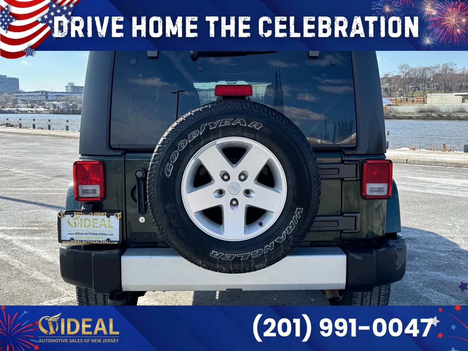 Used 2011 Jeep Wrangler Unlimited Sahara w/ Dual Top Group AWD/4WD image 5