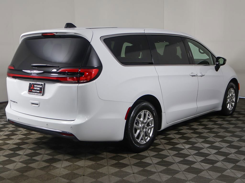 Used 2025 Chrysler Pacifica Select FWD image 11