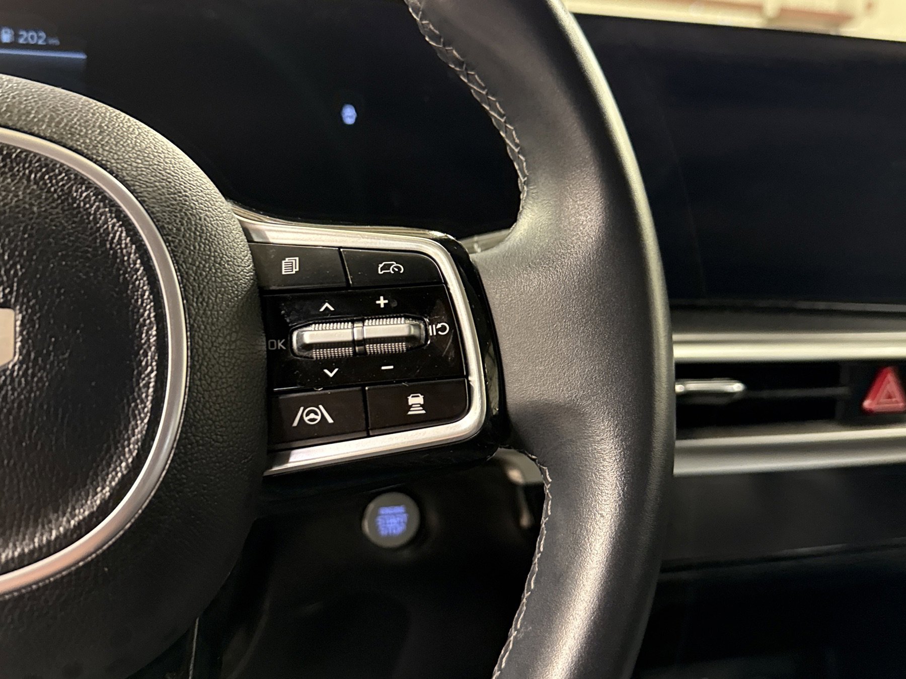 Used 2024 Kia Sorento S w/ Panoramic Sunroof Package image 10