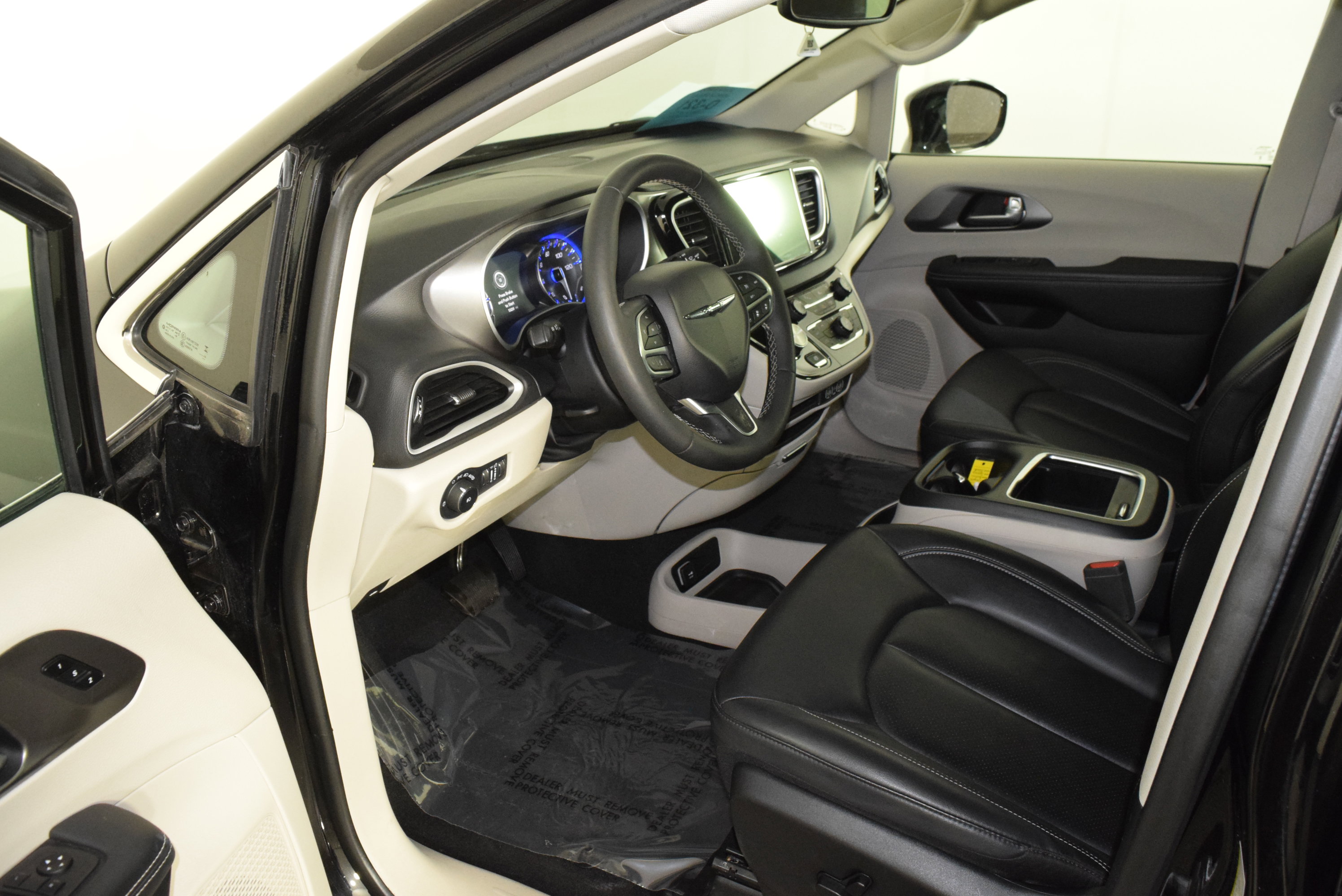 Used 2024 Chrysler Pacifica Touring-L image 28