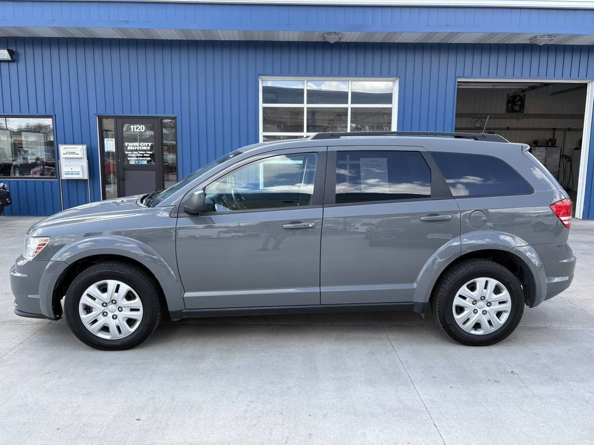 Used 2020 Dodge Journey SE image 1