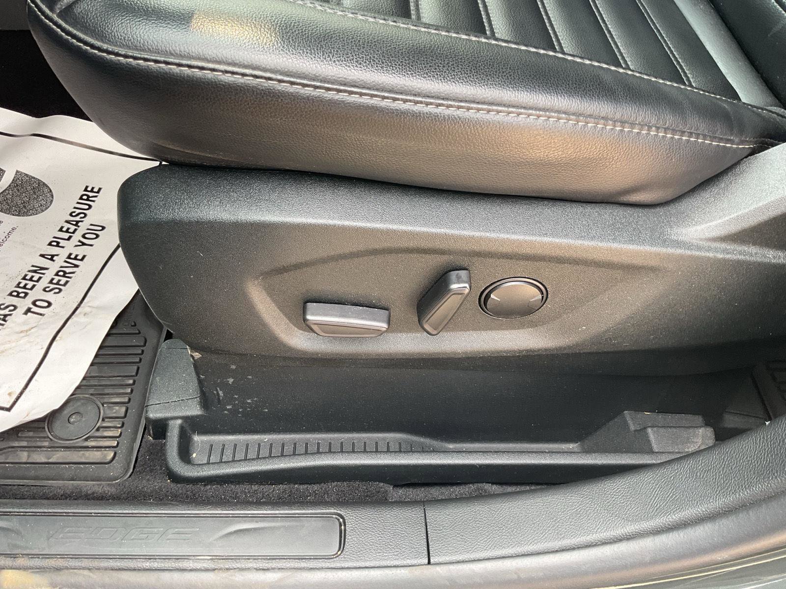 Used 2022 Ford Edge SEL image 11