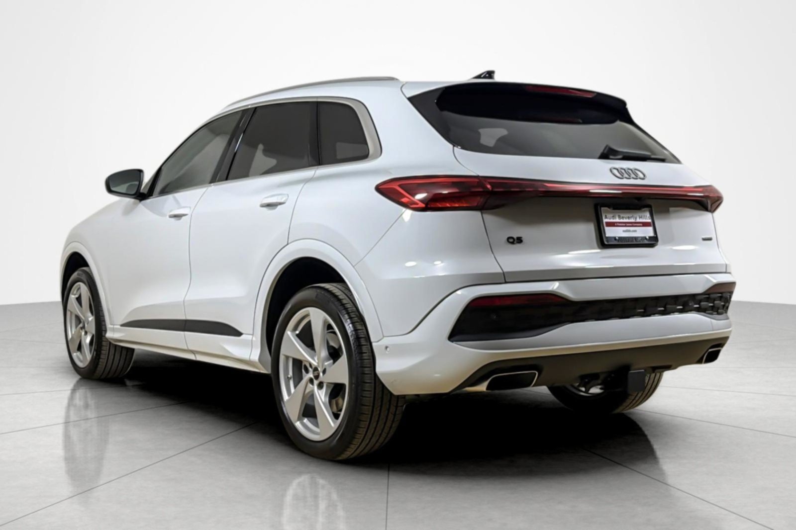 Used 2025 Audi Q5 Premium Plus w/ Premium Plus AWD/4WD image 3