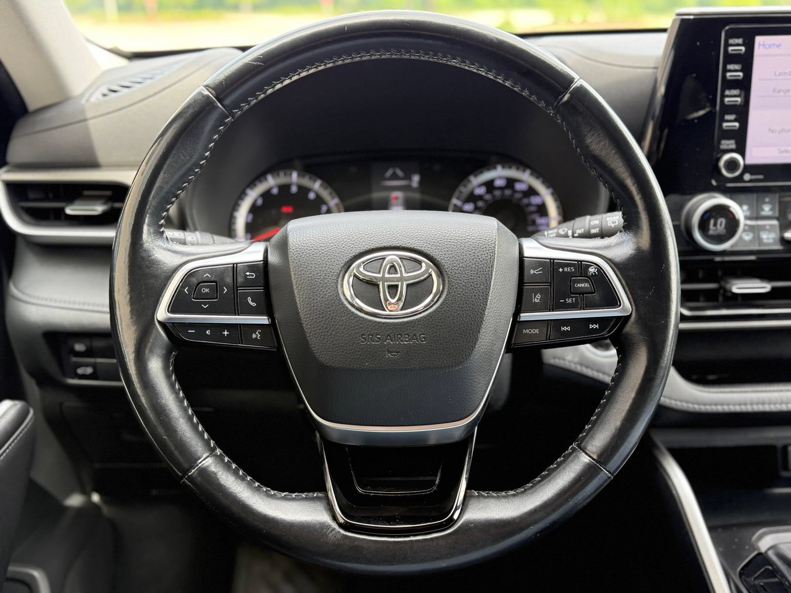 Used 2020 Toyota Highlander LE AWD/4WD image 25