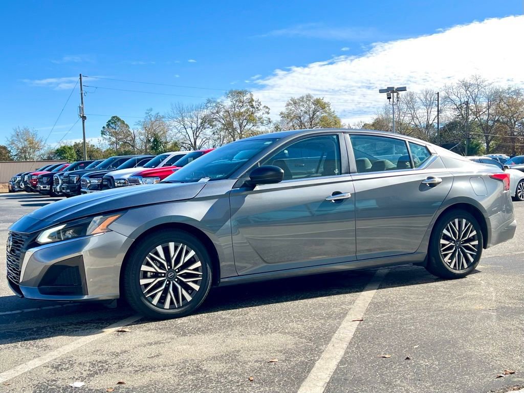 Used 2024 Nissan Altima 2.5 SV image 10