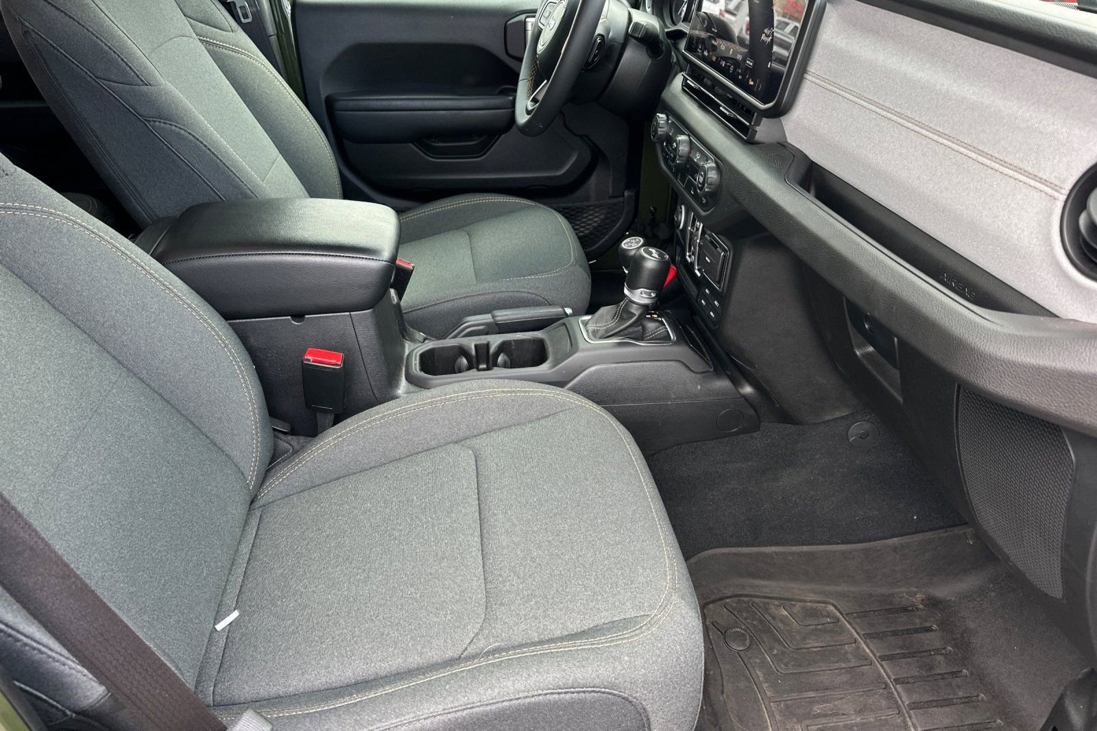 Used 2024 Jeep Wrangler Unlimited w/ Technology Group image 16