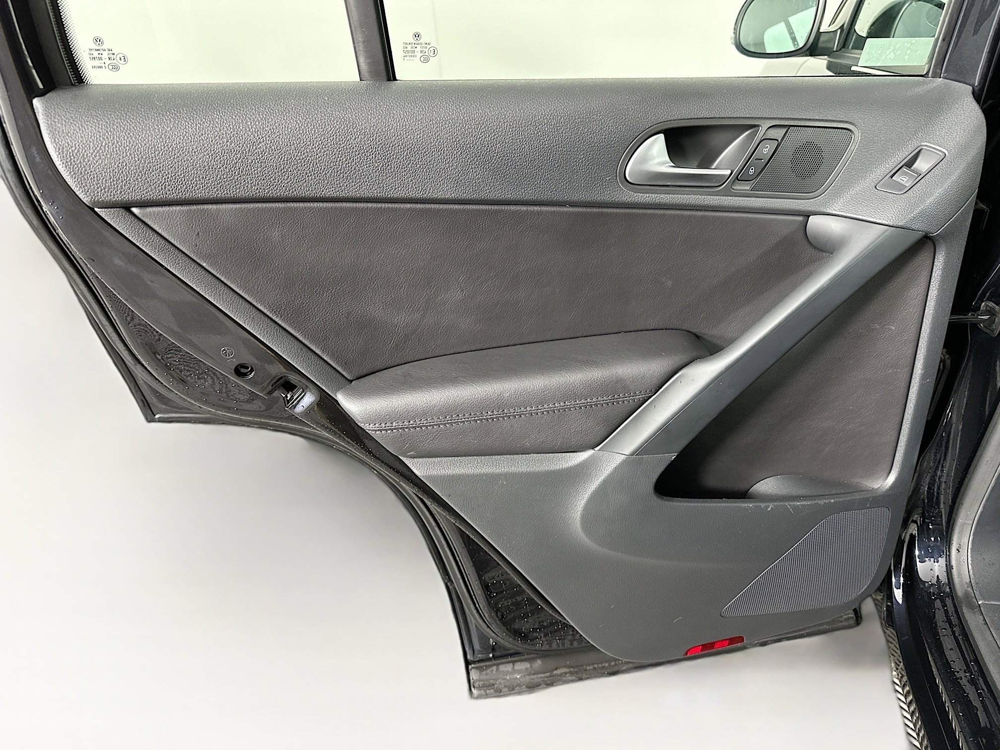 Used 2017 Volkswagen Tiguan S image 25