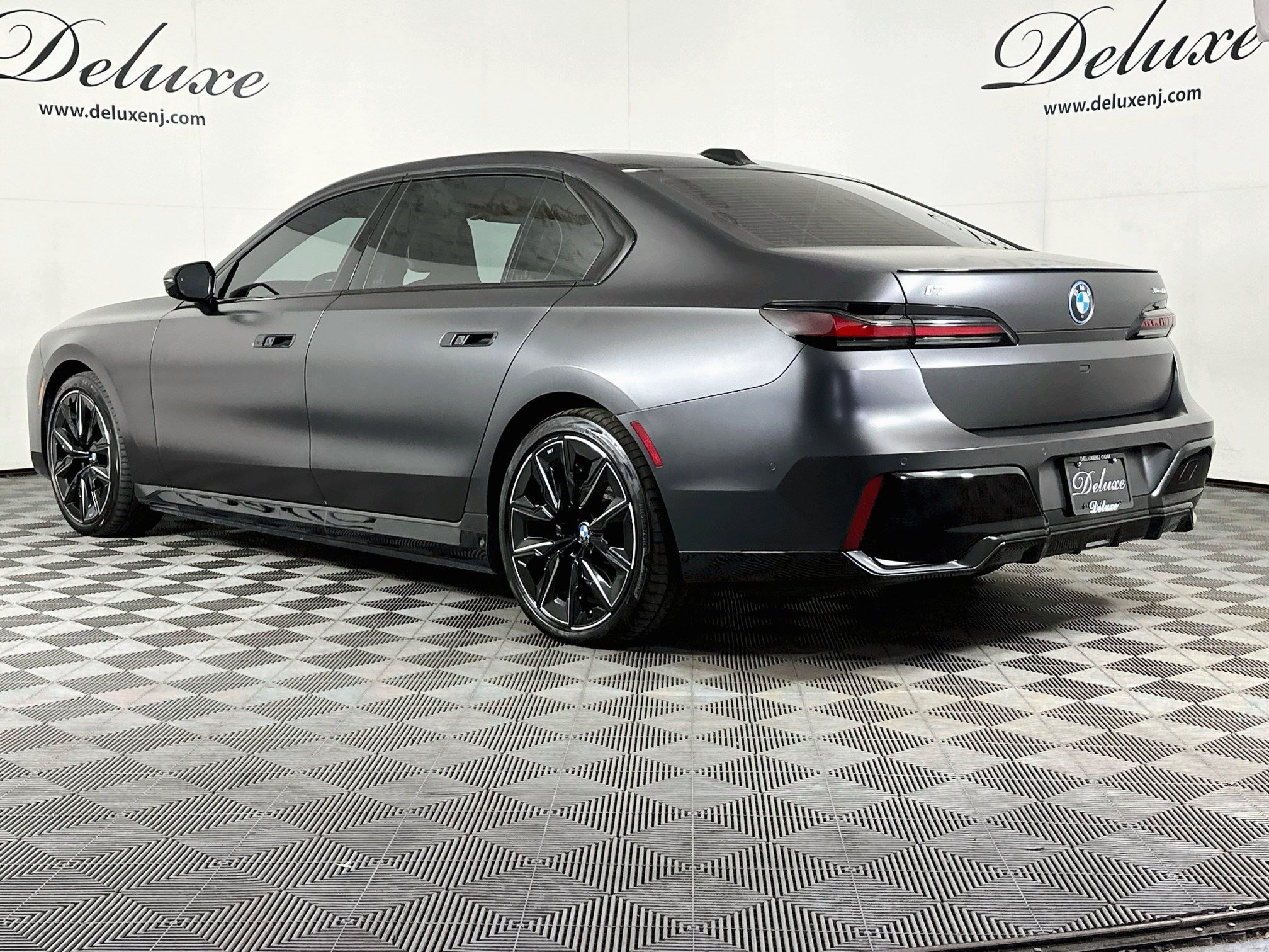 Used 2023 BMW i7 xDrive60 w/ Executive Package 2 AWD/4WD image 4