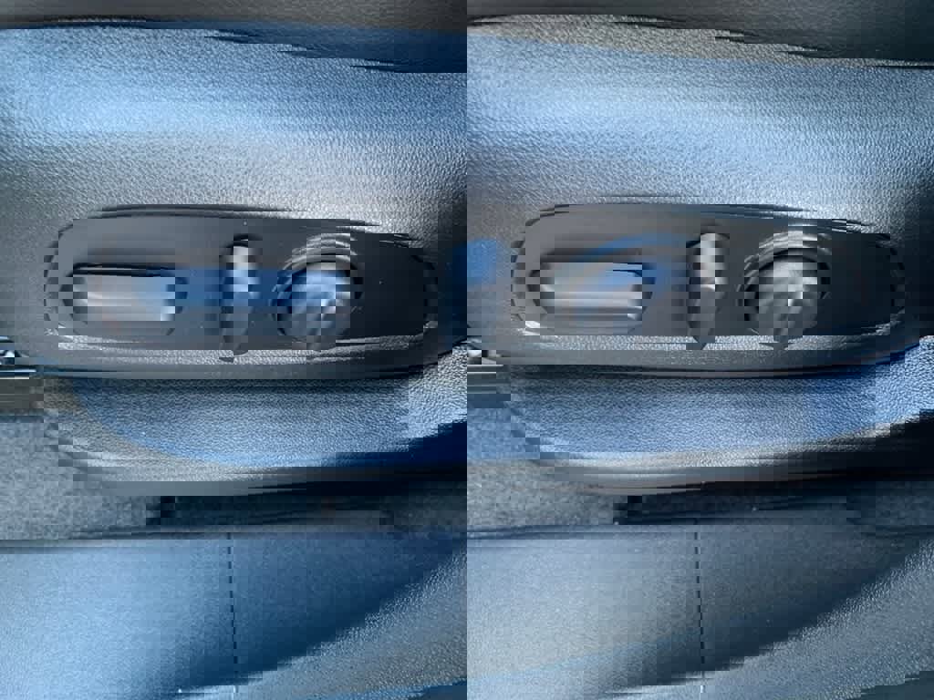 Used 2024 GMC Terrain SLT w/ Infotainment Package II image 23