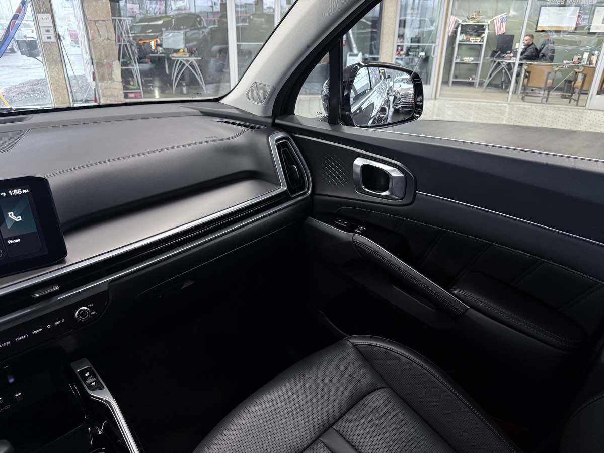 Used 2025 Kia Sorento SX image 45